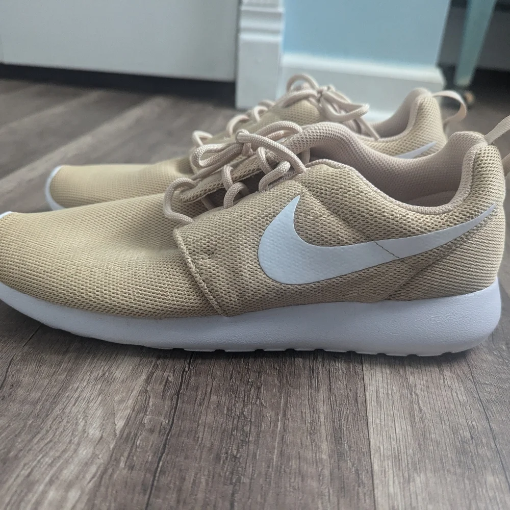 Brand New Without Tags Tan Size 10 Women's Nike Running Sneakers - Picture 5 of 6